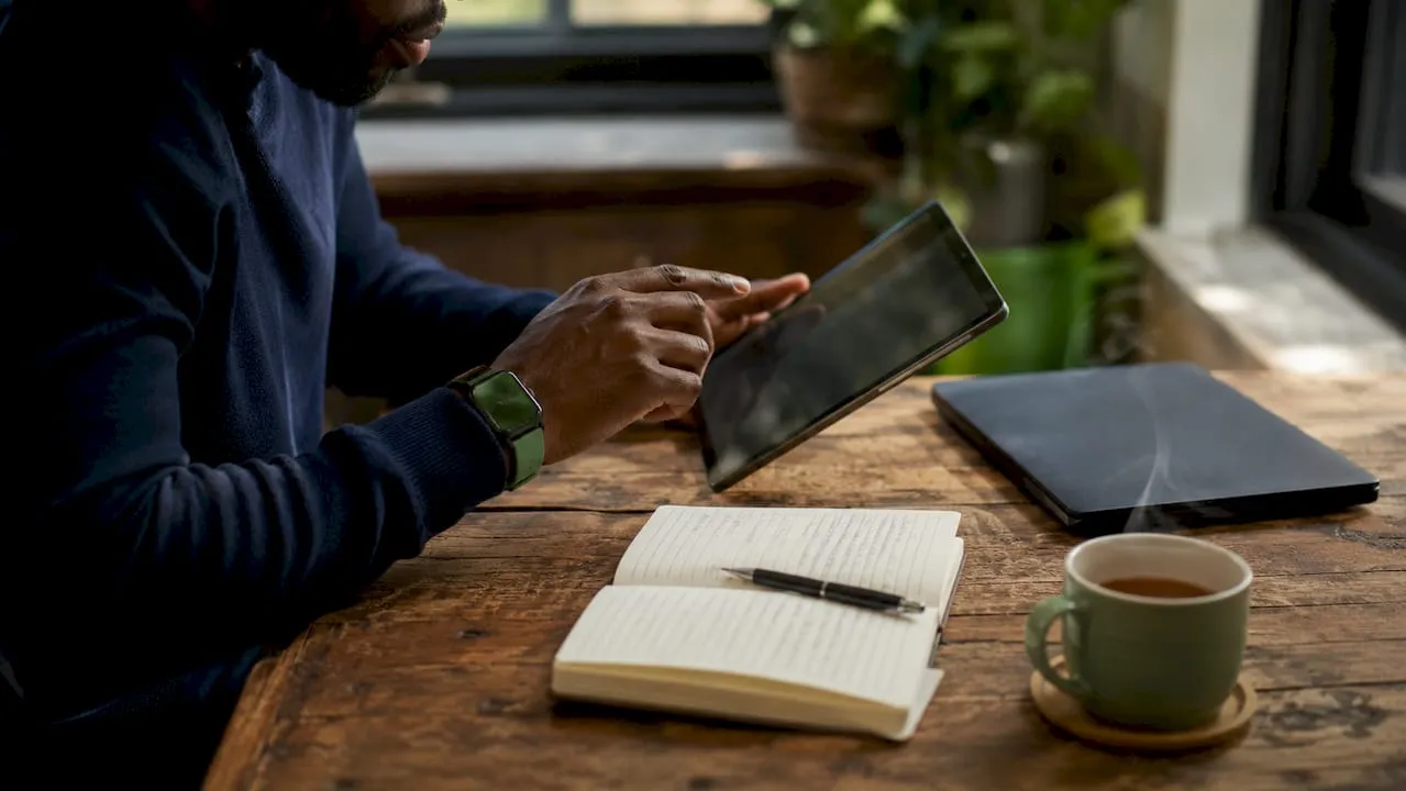 Hands analyzing product review data on tablet
