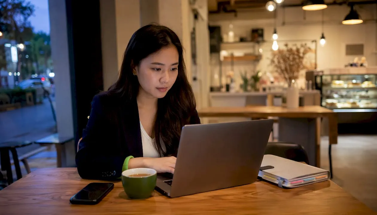 Woman working on dropshipping localisation