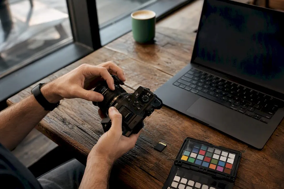 Hands handling camera gear for image optimization